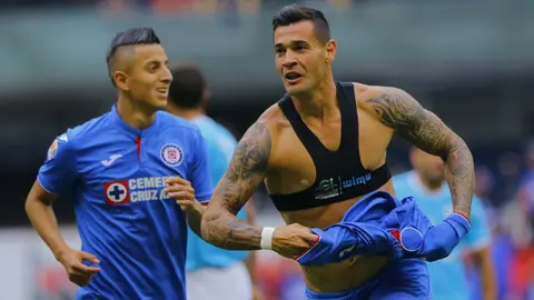 Cruz Azul golea a Gallos y se mete de lleno en pelea por Liguilla