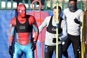 Jamie Vardy se disfraza del Hombre Araña para sorprender a compañeros