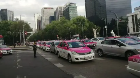 Taxistas bloquean vialidades de la CDMX como protesta