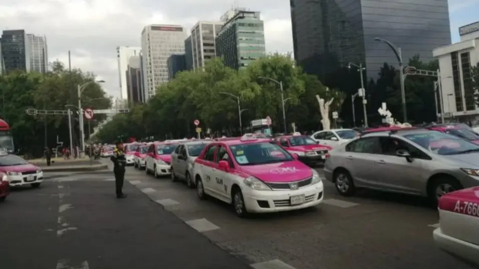 Taxistas bloquean vialidades de la CDMX como protesta