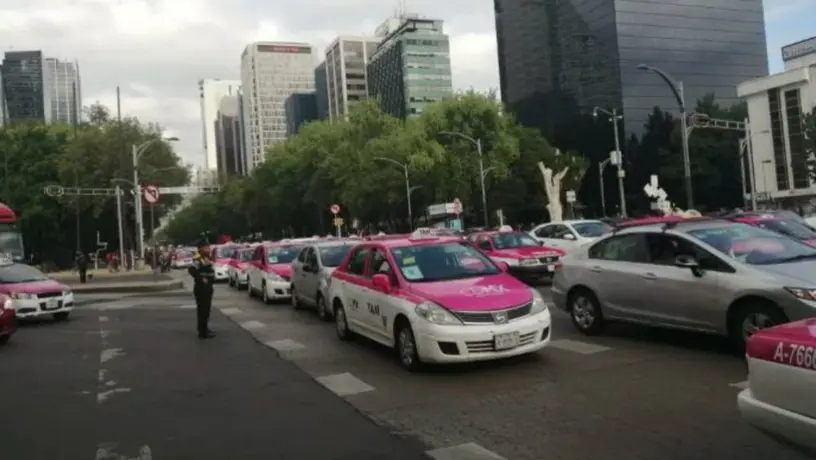 Taxistas bloquean vialidades de la CDMX como protesta