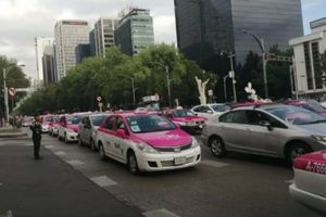 Taxistas bloquean vialidades de la CDMX como protesta