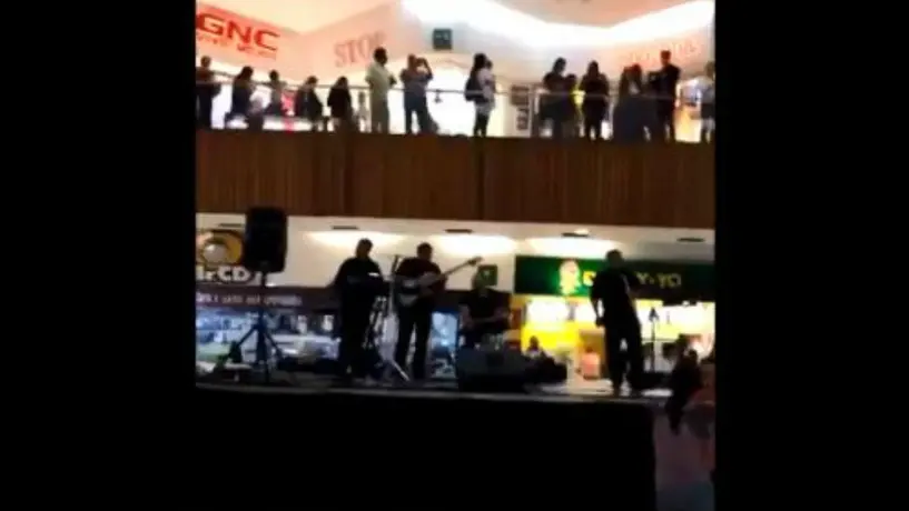 Músicos tocaron canción de Titanic mientras se inundaba un centro comercial