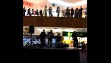 Músicos tocaron canción de Titanic mientras se inundaba un centro comercial