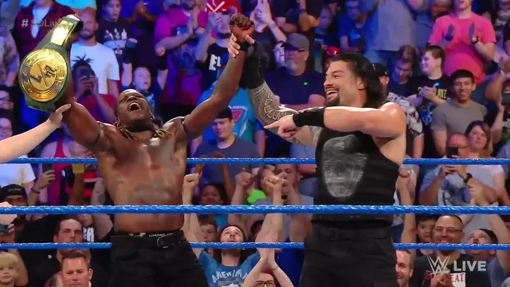 R-Truth festeja tras recuperar el título 24/7 | TWITTER @WWE