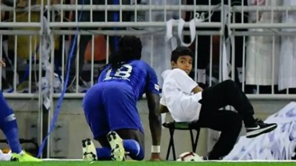 Niño recogepelotas huye de futbolista tras 'aterrador' festejo
