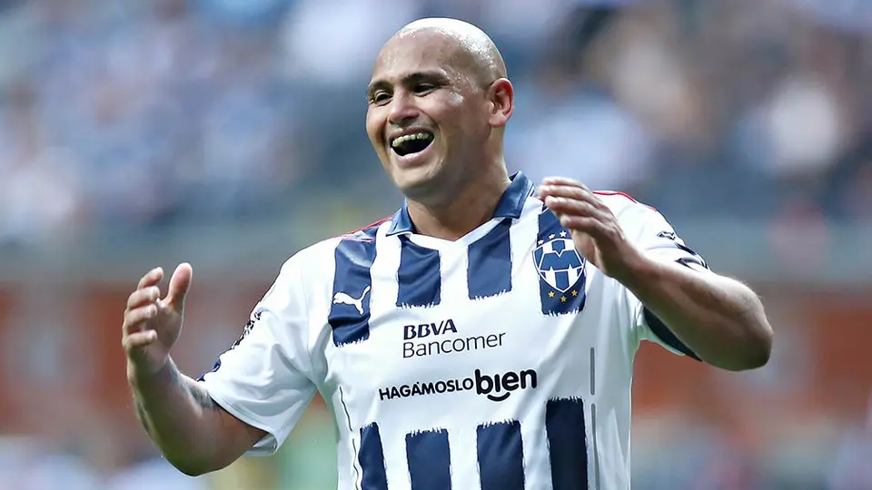 Chupete Suazo dejó el retiro y jugará en la Tercera División de Chile