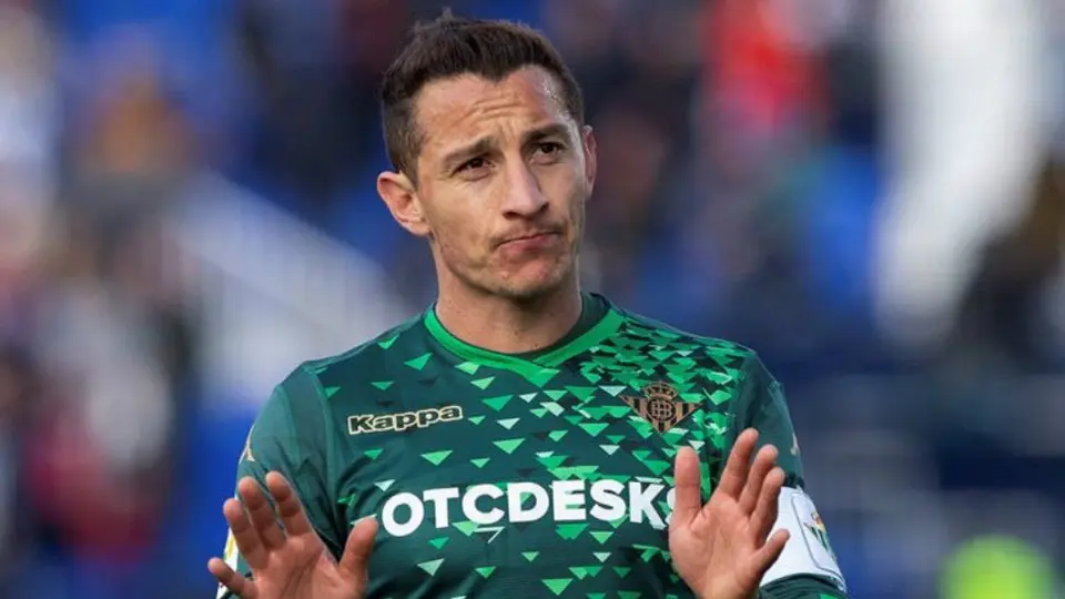 Guardado 'sufre' bullying por parte de su hijo con cánticos de Chivas