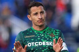 Guardado 'sufre' bullying por parte de su hijo con cánticos de Chivas