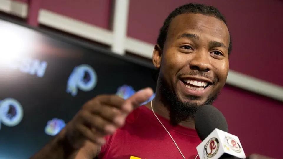 Jugador de los Redskins se luce al saltar un toro en Pamplona