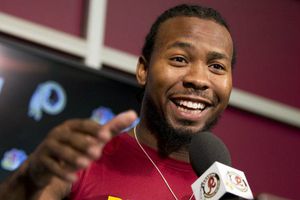 Jugador de los Redskins se luce al saltar un toro en Pamplona