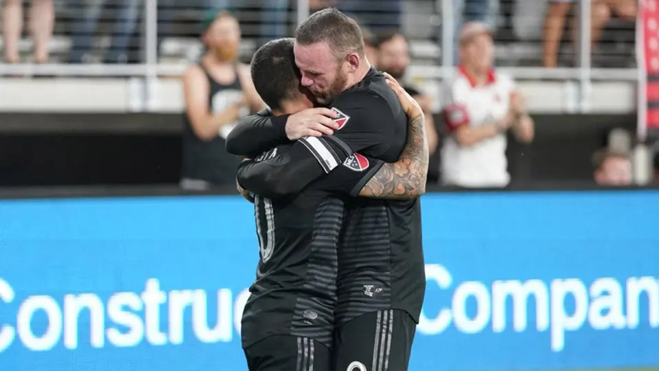 Wayne Rooney hizo golazo desde atrás de media cancha con el DC United
