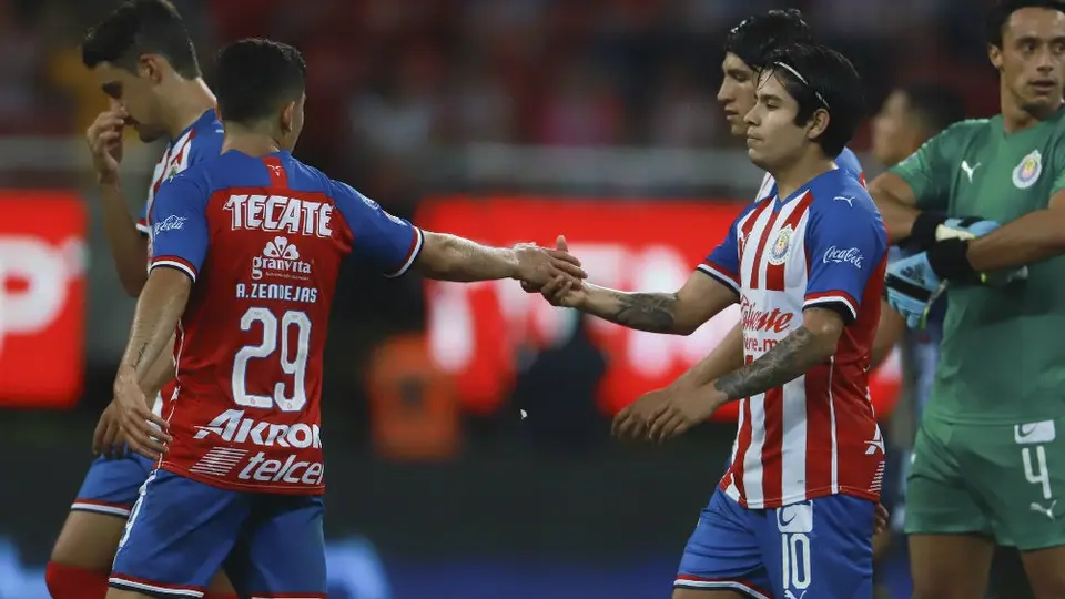 Chofis López reveló que Oribe Peralta lo aconseja para mejorar en Chivas