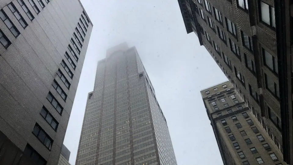 Choque de helicóptero contra rascacielos en Manhattan deja un muerto