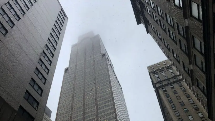 Choque de helicóptero contra rascacielos en Manhattan deja un muerto