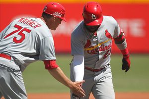 Cardinals vence a Reds y dividen la serie en México