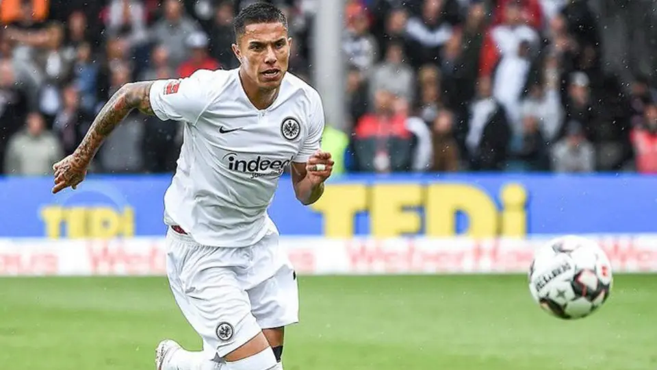 Eintracht celebra el 'Día de la Cerveza' con imagen de Carlos Salcedo