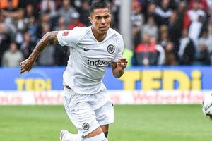 Eintracht celebra el 'Día de la Cerveza' con imagen de Carlos Salcedo