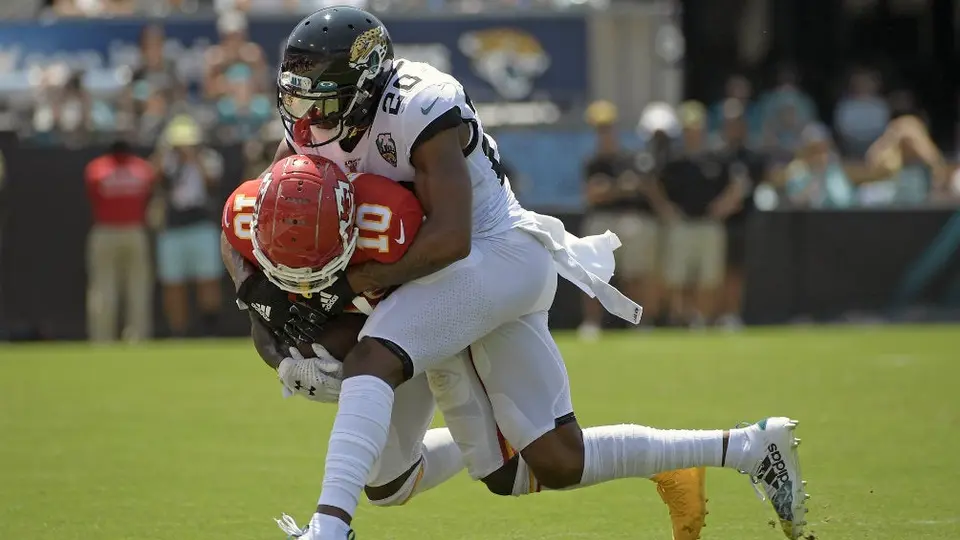 Tyreek Hill, hospitalizado por lesión en el hombro