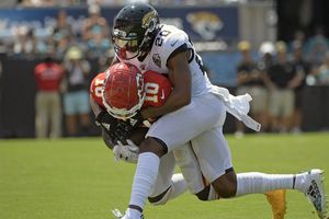 Tyreek Hill, hospitalizado por lesión en el hombro