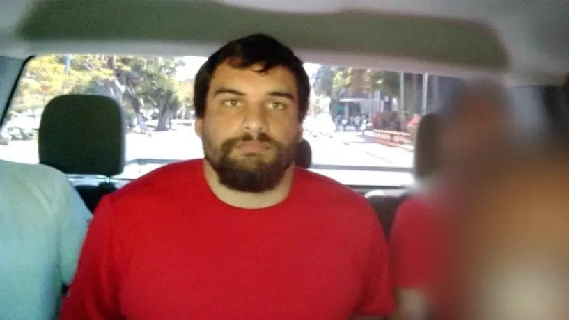Hijo de exjugador de NFL, acusado de asesinar a sus padres, es detenido en México