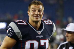 Gronkowski abolla el Vince Lombardi tras utilizarlo como bate de béisbol