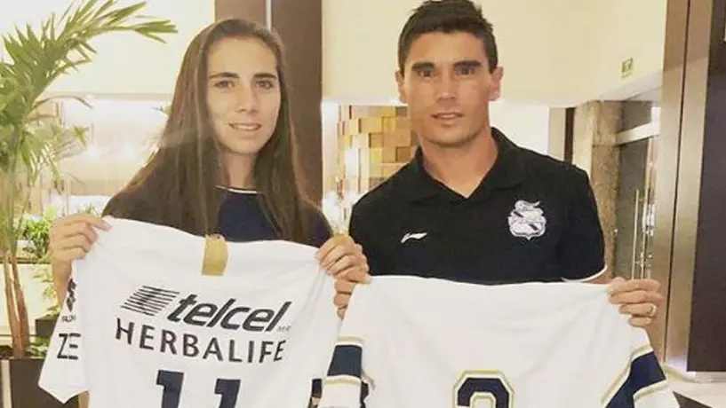 Deneva y Alustiza intercambian playeras de Pumas en Día de la Mujer