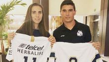 Deneva y Alustiza intercambian playeras de Pumas en Día de la Mujer