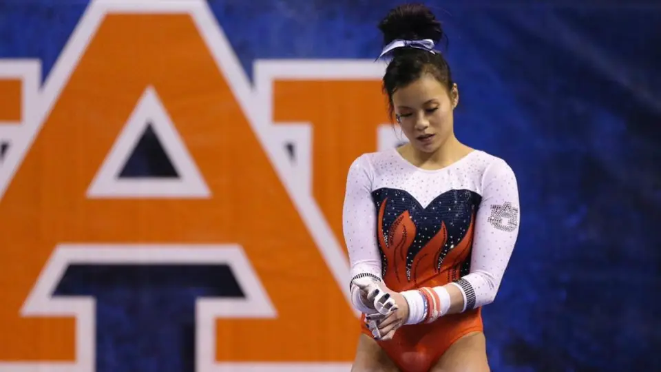 Gimnasta estremece al fracturarse las piernas en plena rutina