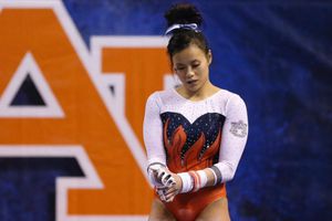 Gimnasta estremece al fracturarse las piernas en plena rutina