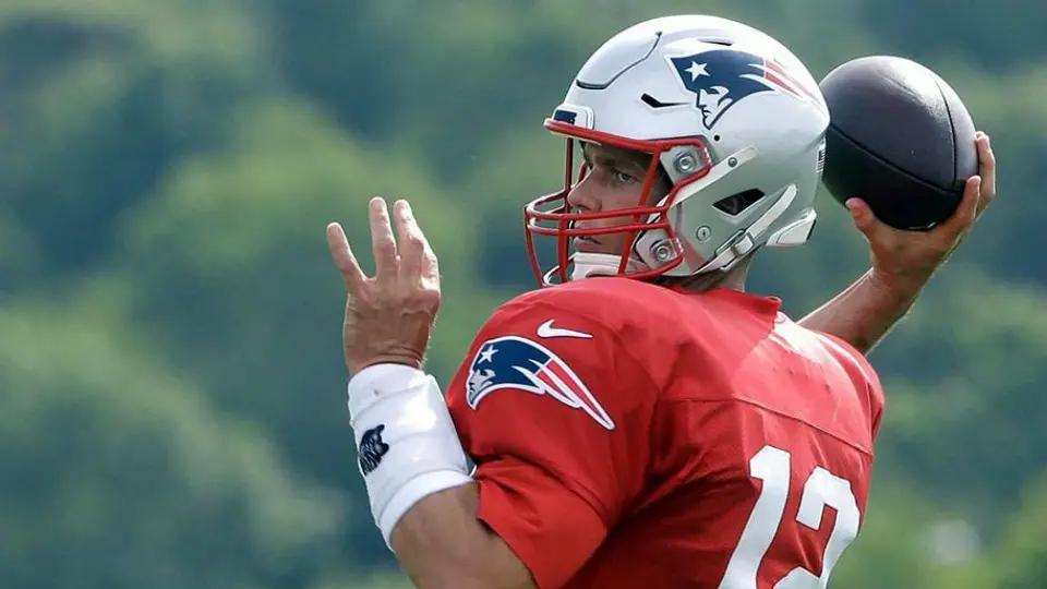 Tom Brady aseguró que al igual que Antonio Brown no disfruta del nuevo casco