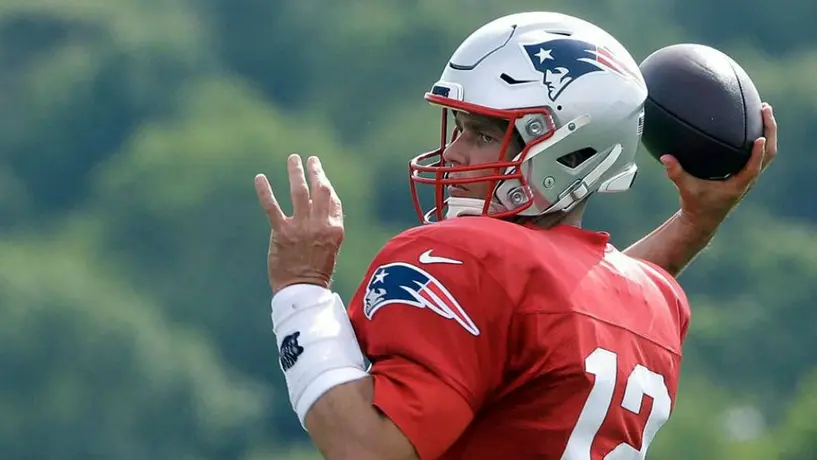 Tom Brady aseguró que al igual que Antonio Brown no disfruta del nuevo casco