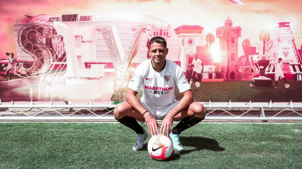 Chicharito, aún sin fecha de debut con el Sevilla