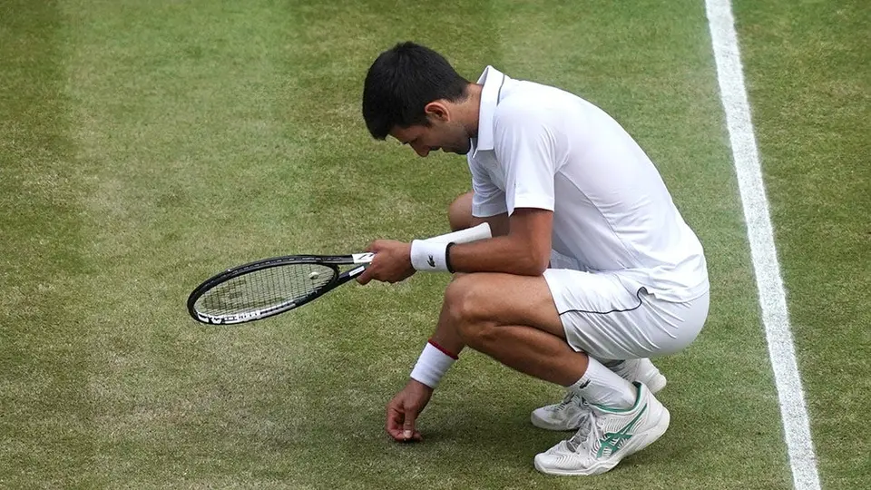 Djokovic celebra su quinto título en Wimbledon comiendo pasto