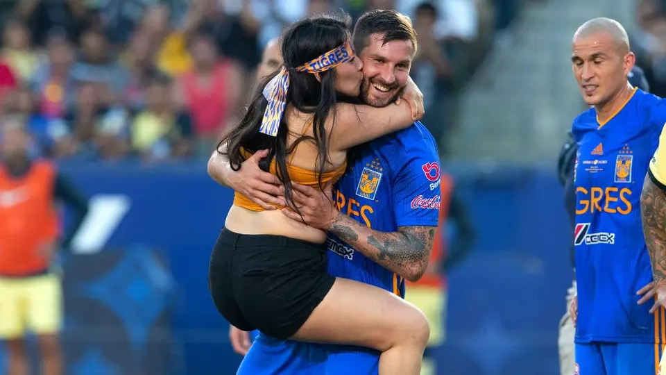 Espontánea interrumpió el América vs Tigres y corrió a los brazos de Gignac