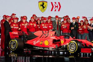 Ferrari presenta nuevo monoplaza para competir con Mercedes