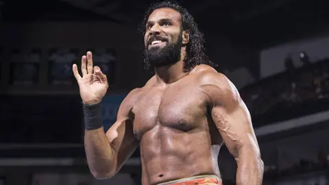 Jinder Mahal le quitó el campeonato 24/7 a R-Truth en el aeropuerto