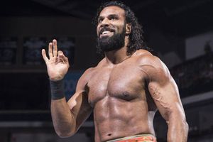 Jinder Mahal le quitó el campeonato 24/7 a R-Truth en el aeropuerto