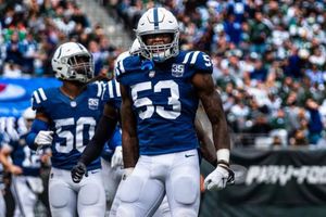 Novato defensivo del año regala un Mercedes-Benz a su mamá