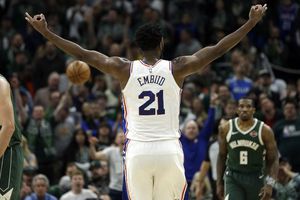 76ers superan a Bucks pese a 52 puntos de Antetokounmpo