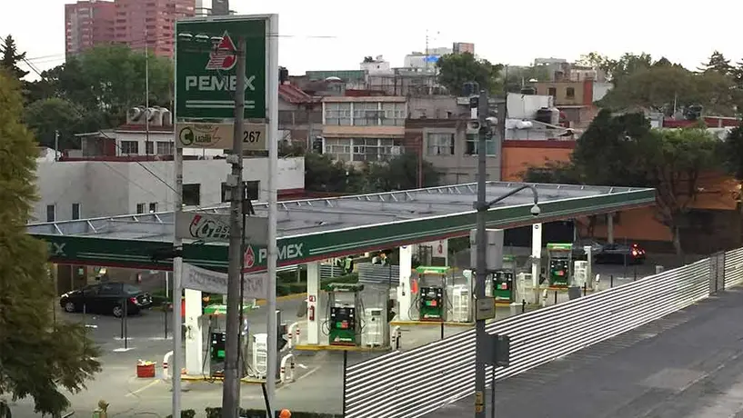 Hombre juega broma a empleado de una gasolinera, tras horas de espera
