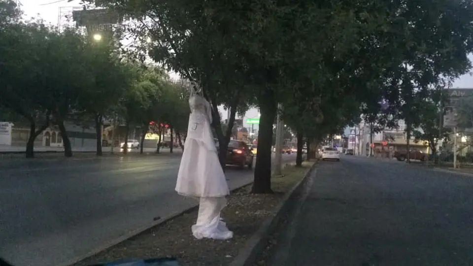 Mujer usa vestido de novia para reprochar infidelidad en calles de Monterrey