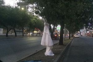 Mujer usa vestido de novia para reprochar infidelidad en calles de Monterrey