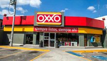 Policía rescata a niño olvidado en un Oxxo