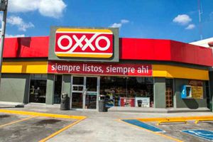 Policía rescata a niño olvidado en un Oxxo