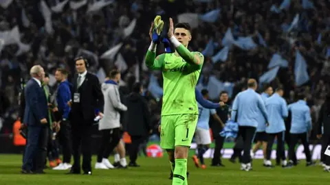 Kepa actúa correctamente al negarse a salir de cambio, según el reglamento
