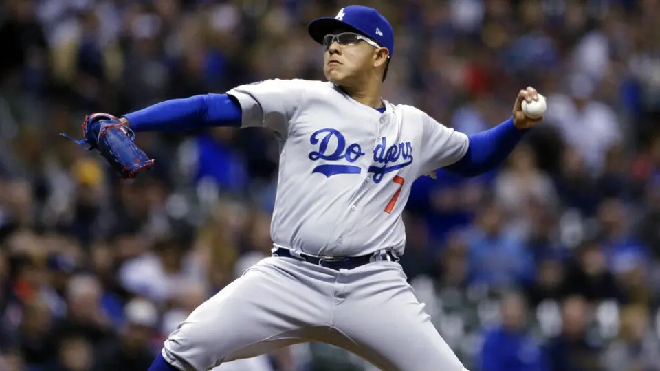 Julio Urías brilla en victoria de Dodgers sobre Brewers