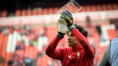 Memo Ochoa insinúa salida del Standard de Lieja