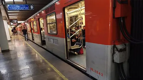 Usuarios golpean a ladrón de celulares en el Metro de la CDMX