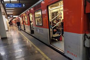 Usuarios golpean a ladrón de celulares en el Metro de la CDMX
